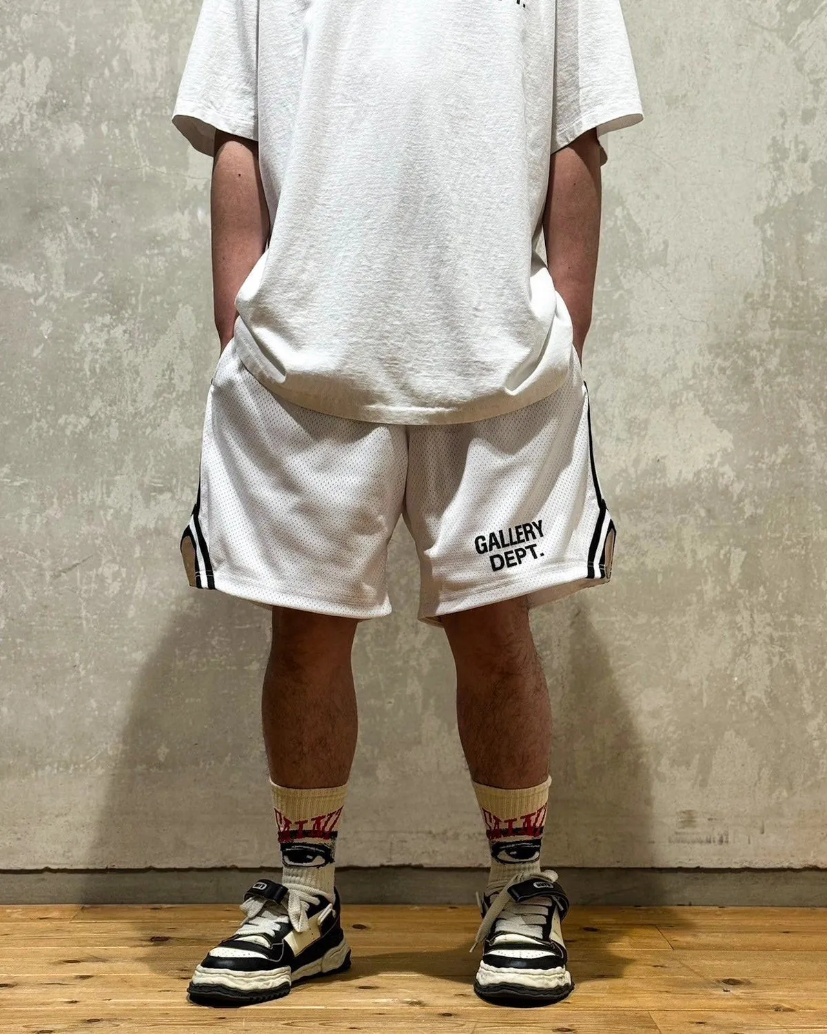 GALLERY DEPT. VENICE COURT SHORTS English mesh shorts Logo webbing wide-leg basketball shorts Black and white S-XL Original molding Loose wide-leg version American boys' first choice Breathable mesh fabric Superimposed soft material inside Comfortable and easy to match Custom-woven original consistent webbing/main mark/component wash mark Details are enlarged to follow